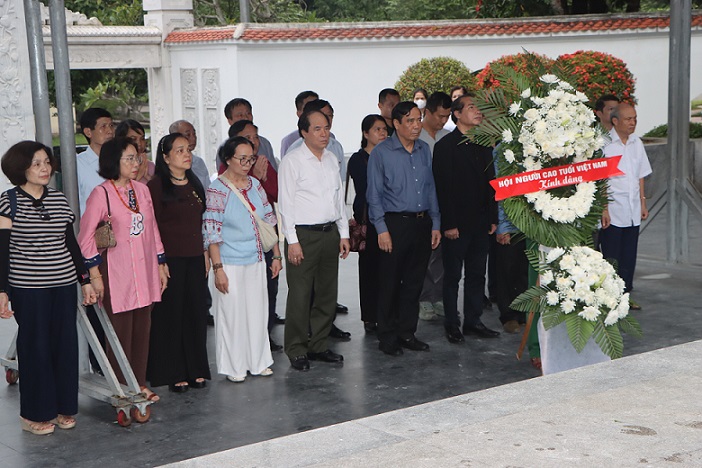 trung-uong-hoi-nguoi-cao-tuoi-viet-nam-trao-qua-tri-an-va-dang-huong